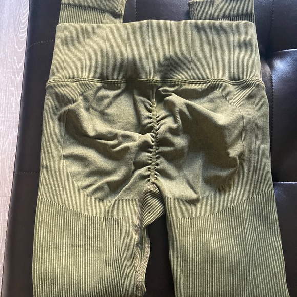 Army Green scrunchie butt workout set - Picture 2 of 6